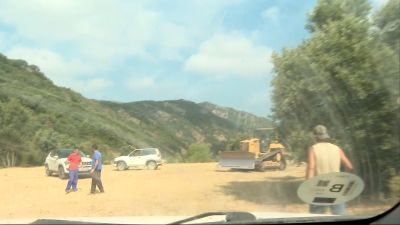 Los vecinos de Biel se preparan para el posible avance de las llamas en su localidad.
