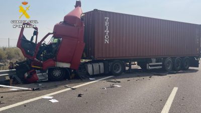 Una colisión por alcance entre dos camiones en la AP-2 a su paso por La Almolda deja un herido muy grave.