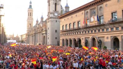 Ambiente en la Plaza del Pilar de Zaragoza durante un partido de España en el Mundial de fútbol.