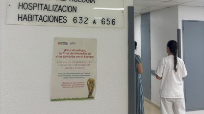En los hospitales, como el Miguel Servet de Zaragoza, se han colocado carteles para informar del servicio gratuito de televisión durante el partido de la Final.