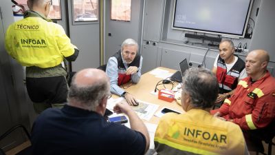 El presidente aragonés, Jorge Azcón, ha seguido la reunión del Cecopi de este domingo desde el PMA de Farasdués.