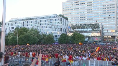 Aficionados de España siguiendo la final en plaza de Colón de Madrid.