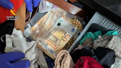 10.000 euros en efectivo hallados dentro de un cajón.