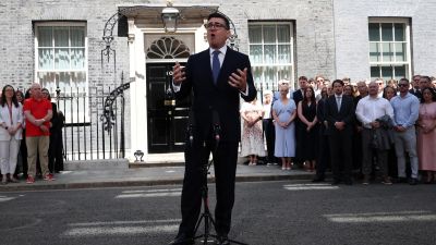 El nuevo primer ministro británico, Andy Burnham, en su primera comparecencia pública este lunes.