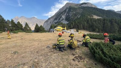 Imagen del operativo trabajando en el incendio forestal de Plan este domingo