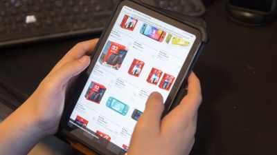 (Foto de ARCHIVO)Una persona realiza una búsqueda en Aliexpress, a 2 de diciembre de 2025, en Madrid (España). A partir de 2026, se eliminará la exención de aranceles para pedidos de menos de 150 euros procedentes de China, lo que encarecerá las compras en plataformas como Shein, Temu y AliExpress. Esta medida busca frenar la competencia desleal que supone la entrada masiva de productos chinos baratos en Europa.Eduardo Parra / Europa Press02 DICIEMBRE 2025: COMPRAS;ONLINE;COMPRA ONLINE;TABLET;MOVIL;ORDENADOR;SHEIN;ALIEXPRESS;TEMU;FASTFASHION02/12/2025