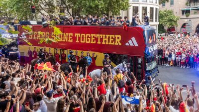Aficionados saludan al autobús de la Selección en Madrid.