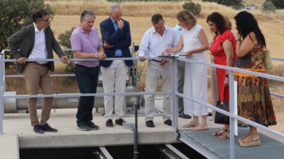 El consejero de Medio Ambiente y Turismo, Luis Biendicho, ha inaugurado este martes la instalación acompañado por el gerente del Instituto Aragonés del Agua, Luis Estaún, y el alcalde de Aguaviva, Aitor Clemente.