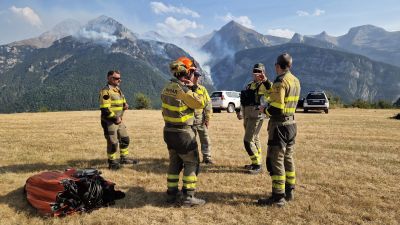 Efectivos del Infoar de Bailo conversan con el.director de extinción del incendio de Plan.