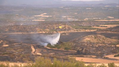 Un helicóptero participa en las labores de extinción del incendio de las Cinco Villas.