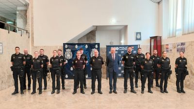 El subdelegado del Gobierno en Huesca, José Carlos Campo, y el comisario provincial, Luis Fernando Ascaso, han recibido este miércoles, 22 de julio a los agentes que desarrollarán sus prácticas en las plantillas de Huesca y Jaca.