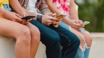Francia es el primer país de la UE en vetar el acceso a redes sociales a menores de 15 años