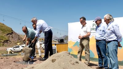 El presidente de Aragón ha colocado la primera piedra del telecabina que unirá las estaciones de esquí de Astún y Candanchú.