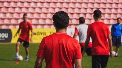 Los jugadores del CD Teruel entrenando esta semana en Campo Pinilla