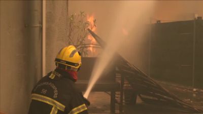 Bomberos combaten las llamas que amenazan viviendas en el suroeste de Francia