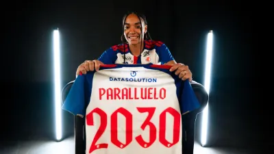 Salma Paralluelo con la camiseta del Lyon