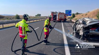 Bomberos de la Diputación de Zaragoza han rescatado a los dos ocupantes atrapados.