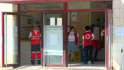 Los vecinos alojados en el polideportivo de Alcorisa son atendidos por una veintena de voluntarios