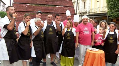 El equipo de de 'El campo es nuestro', Tastadores de Honor en la fiesta de la longaniza de Graus.