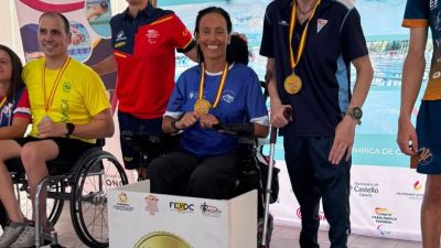 Teresa Perales posa con la medalla de oro.