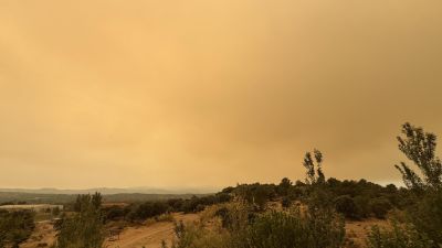 Vista de la humareda del incendio en la localidad de Sotillo de la Adrada (Ávila), donde han sido desalojadas 5.000 personas.