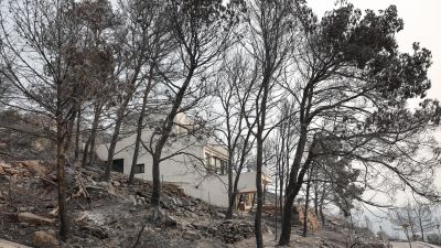 Una vivienda en la urbanización Residencial Santa Bárbara en la montaña a las afueras de la localidad de La Vilavella, desalojada por la cercanía de las llamas del incendio forestal declarado este sábado en La Vall d'Uixò, Castellón.