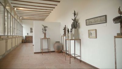 Tal día como hoy, de 1929, nacía en Rubielos de Mora (Teruel) el escultor José Gonzalvo, autor de obras como el busto de Goya de Fuendetodos, el Monumento a la Vaquilla de Teruel o el que señala el nacimiento del río Tajo, en Frías de Albarracín.

 Su localidad natal conserva su legado en el museo Gonzalvo, del que es responsable su hija, Ángela. En 2019, el programa 'Un lugar para quedarme' de Aragón TV, habló con ella y nos mostró las instalaciones.