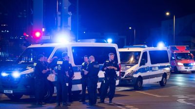 Agentes de policía trabajandcerca del lugar dondeocurrieron los hechos en Agentes de policía trabajando cerca del lugar donde ocurrieron los hechos en BerlínBerlín