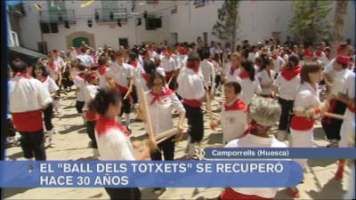 El Ball dels Totxets se baila cada 30 de julio en Camporrélls (Huesca), con motivo de la festividad de San Abdón y San Senén. Su origen se remonta al siglo XII, y en 2009 se celebró el 30 aniversario de la recuperación de este baile tradicional.