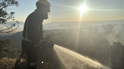 Efectivos de la Comunidad de Madrid trabajando a primera hora de este lunes.