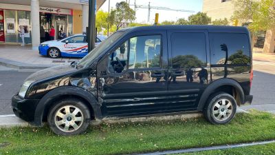 La furgoneta accidentada encima de las vías del tranvía, en el barrio zaragozano de Valdespartera.