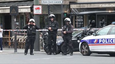 La policía francesa en el lugar de los hechos este lunes tras el apuñalamiento a tres mujeres por parte de un individuo ya detenido