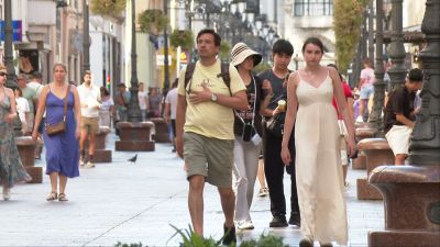 Una pareja pasea por el centro de Zaragoza.