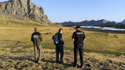 APNs colaboran con la Guardia Civil y la Policía Nacional para controlar acampadas ilegales en el entorno del ibón de Anayet.
