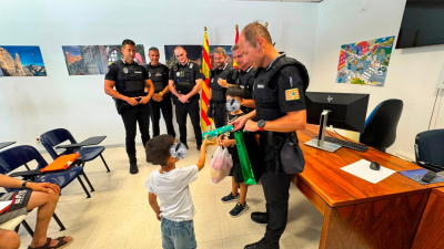 La Policía Local de Huesca recibe al niño al que reanimó en el Parque Universidad.