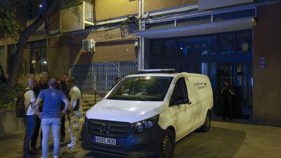 El autor de la agresión se dio a la fuga tras apuñalar a la mujer en una vivienda de la calle Andrade, en el distrito de Sant Martí de Barcelona.
