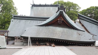 Salón principal del santuario Yatsushiro, derrumbado tras un terremoto en la ciudad de Yatsushiro, prefectura de Kumamoto, Japón.