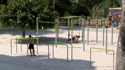 Dos jóvenes hacen deporte en el Parque Grande José Antonio Labordeta.