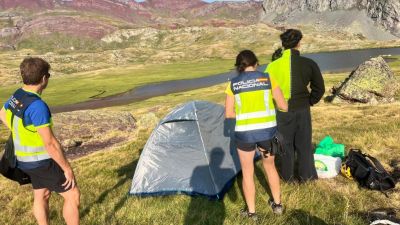 Agentes de la Policía Nacional Adscrita levantan acta de infracción por acampar de forma ilegal en el espacio de los Ibones de Anayet