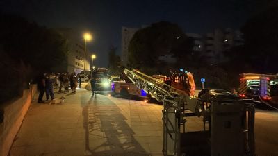 Efectivos intervienen en el incendio en una vivienda en Benalmádena en el que han fallecido dos menores.