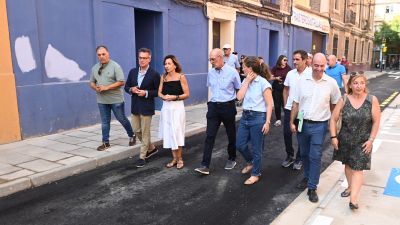 La alcaldesa de Zaragoza y el consejero de Urbanismo visitan la renovación de la calle Utrillas en el barrio de Las Fuentes, acompañados de otros técnicos municipales.
