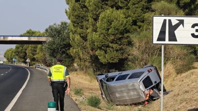 Lugar del accidente en Almudévar (Huesca), donde ha sido localizado un hombre fallecido bajo una furgoneta.