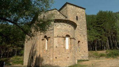 Santa María de Iguácel, en el valle de la Garcipollera.