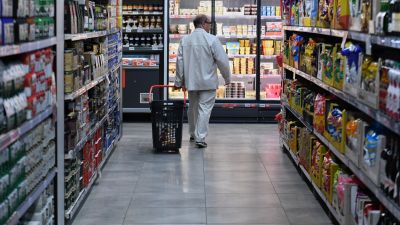 Una persona hace la compra en un supermercado.