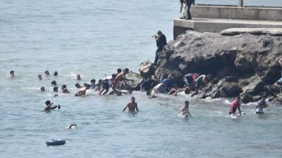 Varias personas intentan cruzar la frontera a nado este jueves en Ceuta