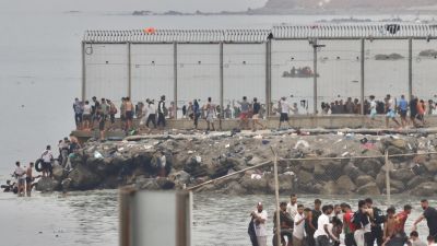 Centenares de migrantes han comenzado a regresar a Marruecos tras acceder irregularmente a Ceuta.