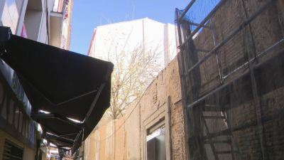 Imagen de archivo de un edificio de la calle Libertad, en el Tubo, cuyo derribo fue ordenado por el Ayuntamiento en diciembre de 2025.