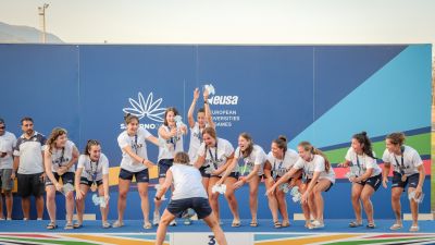 El equipo femenino de la Universidad de Zaragoza celebra el bronce.
