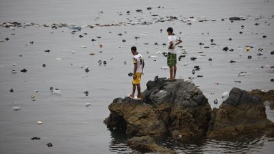 Varios migrantes intentan cruzar a nado la frontera de Ceuta