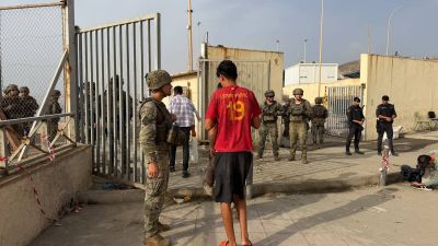 Continúa el goteo de salidas de personas desde Ceuta hasta Marruecos en la frontera del Tarajal.